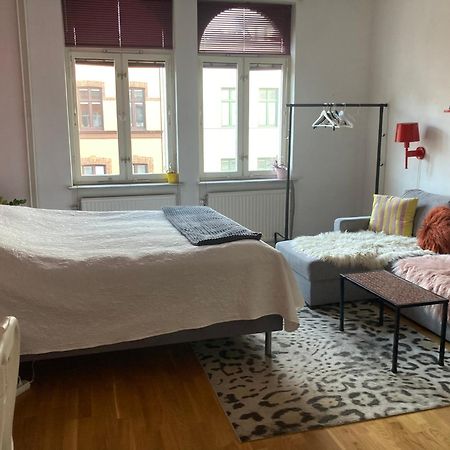 Rum Med Eget Badrum Och Stort, Delat Koek,Centralt I Malmoe A Room In An Apartment, Own Bathroom And Kitchen Shared With A Family Luaran gambar